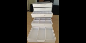 Réserve de petites pièces, avec six tiroirs