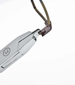 Pince en biseau pour oeillets de charnières